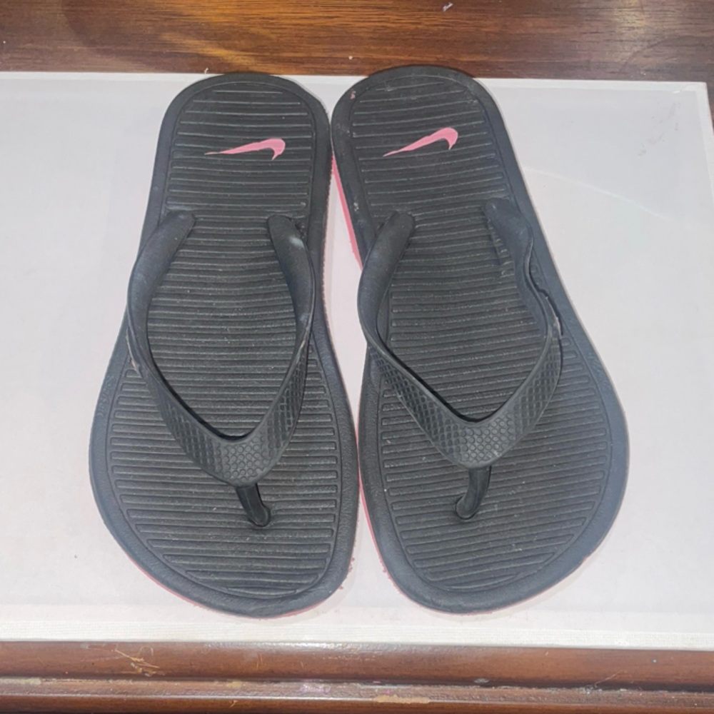 Nike Girls Black Flip Flops with Pink Swoosh and Trim